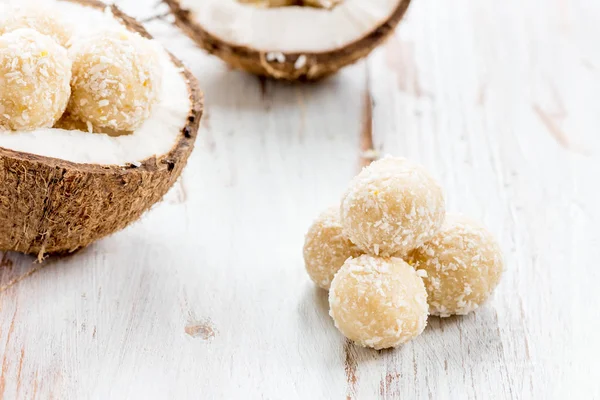 Truffes végétaliennes crues à la noix de coco et au citron maison — Photo