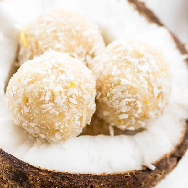 Домашний сырой веганский кокос и лимонные трюфели — стоковое фото