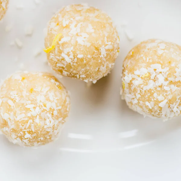 Truffes végétaliennes crues à la noix de coco et au citron maison — Photo