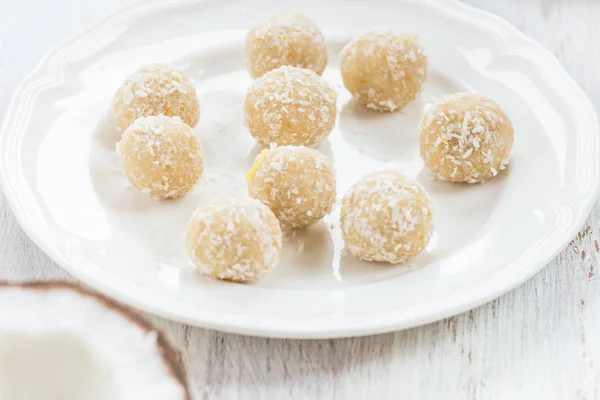 Homemade Raw Vegan Coconut and Lemon Truffles — Stock Photo, Image