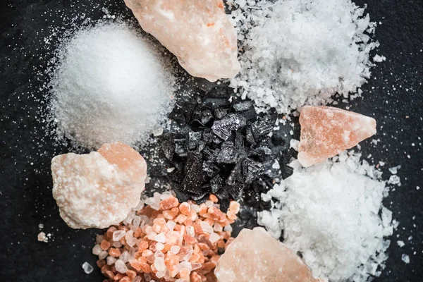 Olika typer av salter i skedar — Stockfoto
