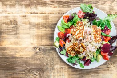 Kahverengi pirinç, Quinoa, karides, Hellim ve sebze sıcak salata