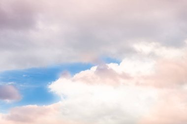 Parlak mavi gökyüzünde beyaz kabarık bulutlar