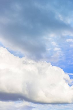 Parlak mavi gökyüzünde beyaz kabarık bulutlar