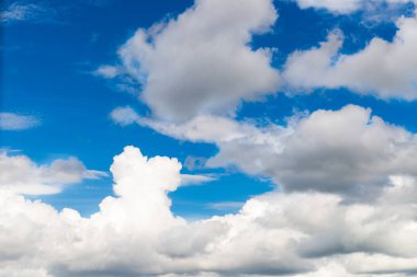 Parlak mavi gökyüzünde beyaz kabarık bulutlar