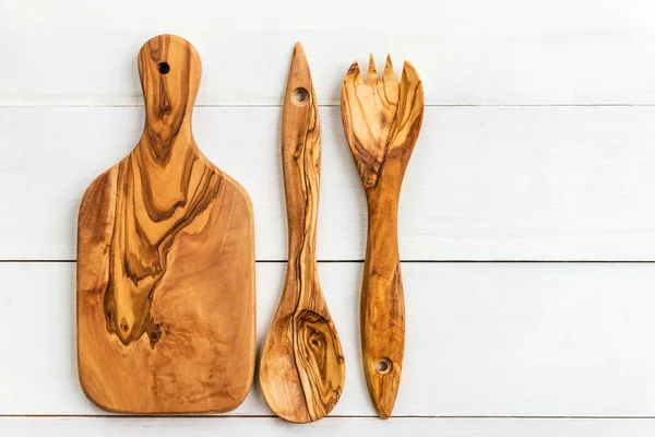 Utensilios de cocina de madera de olivo, como tabla de cortar y sal — Foto de Stock