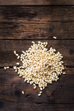 Ahşap kase çiğ çam fıstığı kabuklu