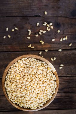 Ahşap kase çiğ çam fıstığı kabuklu