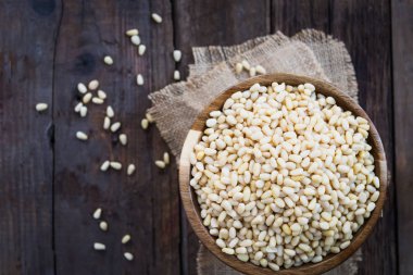 Ahşap kase çiğ çam fıstığı kabuklu