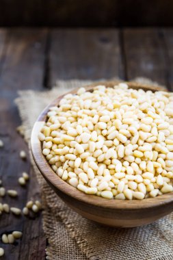 Ahşap kase çiğ çam fıstığı kabuklu