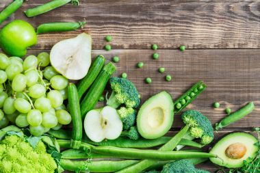 Taze çiğ sonbahar yeşil sebze ve meyve