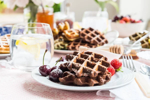 Kahvaltıda gözleme ve çilek ile Tablo Set