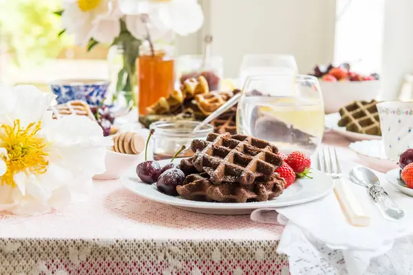 Набор для завтрака с вафлями и ягодами — стоковое фото
