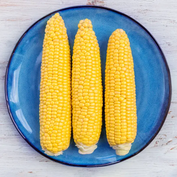 Свіжа жовта солодка кукурудза — стокове фото