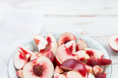 Taze nektarin parçalar halinde rustik seramik tabak