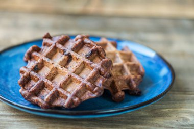 Çikolata Belçika waffle rustik koyu arka plan üzerinde