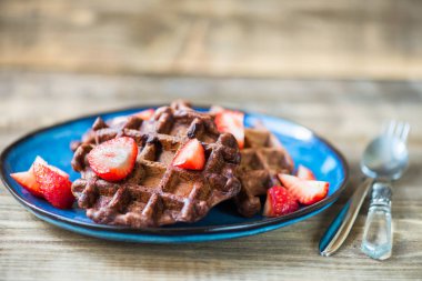 Çikolata Belçika waffle çilek ile