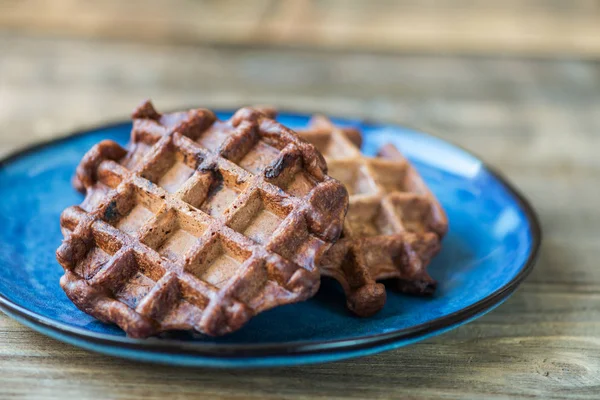 Çikolata Belçika waffle rustik koyu arka plan üzerinde