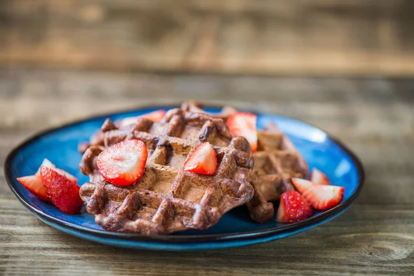 Çikolata Belçika waffle çilek ile