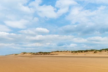 Sandy Formby Beach bulutlu bir günde Liverpool yakınındaki