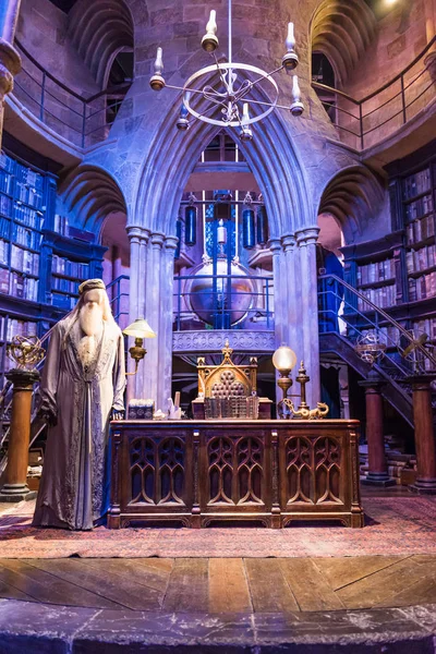 Hogwarts, Leavesden, İngiltere'de ofiste Dumbledores kümesi