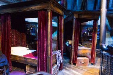 Harry Potter ve diğer öğrenciler yatak odasında Hogwarts kümesi, 