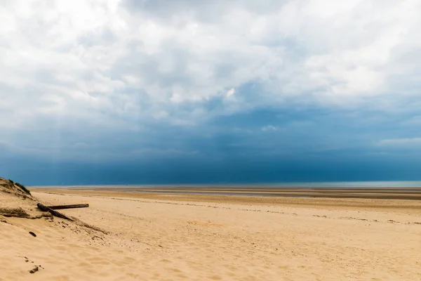 Formby piaszczysta plaża w pobliżu Liverpoolu w pochmurny dzień — Zdjęcie stockowe