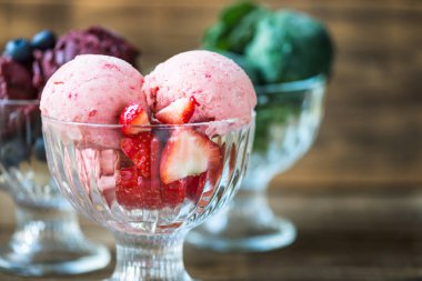 Ev yapımı Vegan güzel krem veya sorbe muz, ıspanak, Strawb