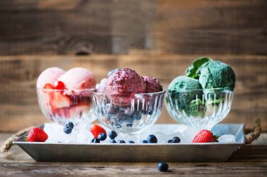 Ev yapımı Vegan güzel krem veya sorbe muz, ıspanak, Strawb