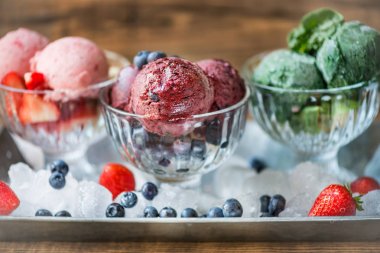 Ev yapımı Vegan güzel krem veya sorbe muz, ıspanak, Strawb