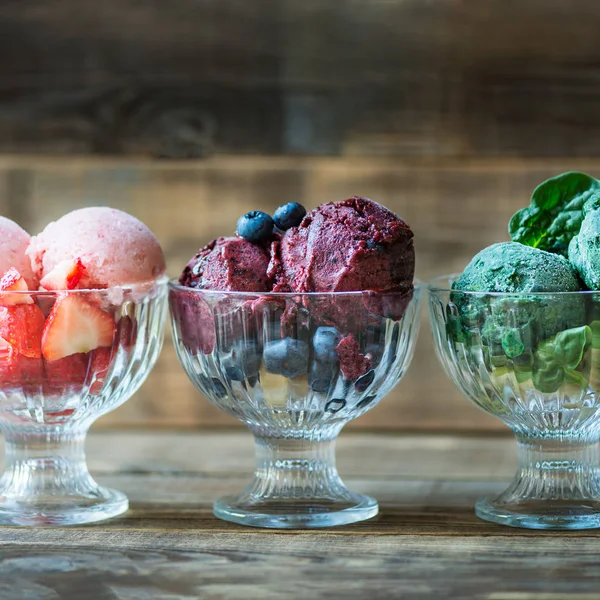 Ev yapımı Vegan güzel krem veya sorbe muz, ıspanak, Strawb