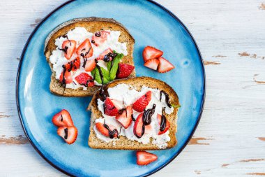 Kepekli ekmek tost, Ricotta peyniri ve Strawberri snack