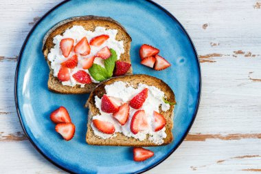 Kepekli ekmek tost, Ricotta peyniri ve Strawberri snack