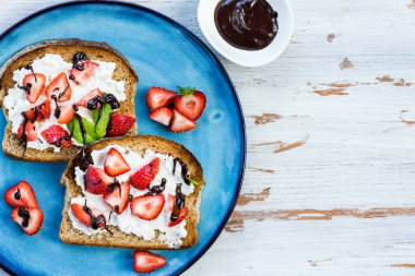 Kepekli ekmek tost, Ricotta peyniri ve Strawberri snack