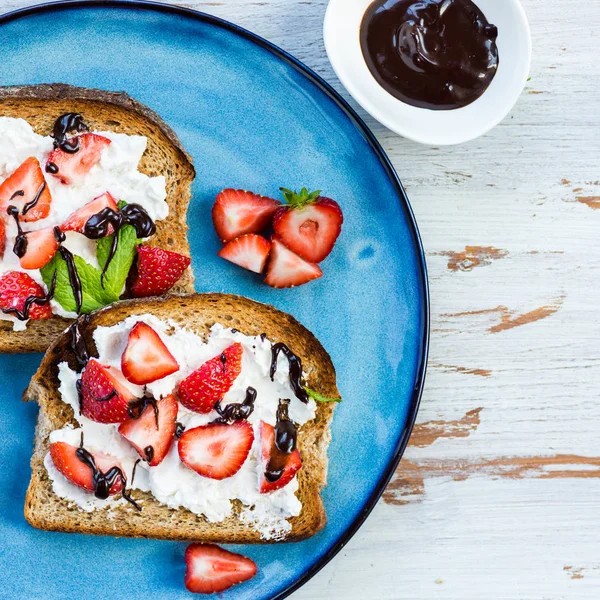 Kepekli ekmek tost, Ricotta peyniri ve Strawberri snack
