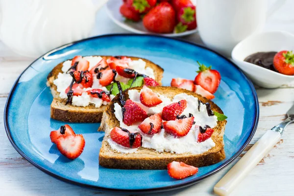 Spuntino da pane tostato integrale, ricotta e fragole — Foto Stock