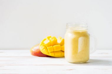 Mango, muz, ananas ve yulaf ezmesi Smoothie kavanozun içinde