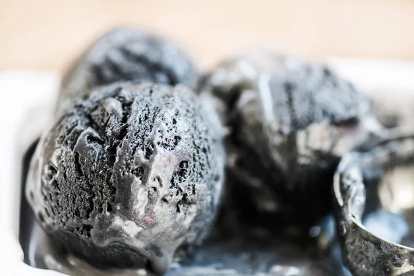 Scoop di carbone nero fatto in casa Gelato al cocco — Foto Stock