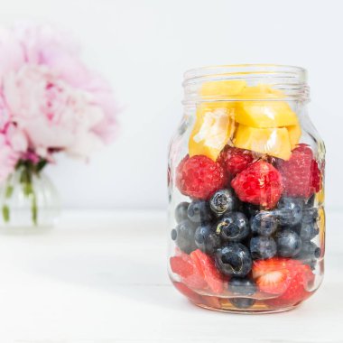 Meyve ve Berry salata kavanoz