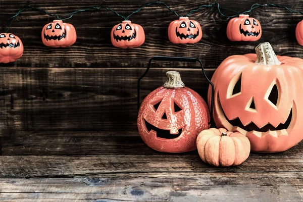 Cadılar Bayramı Balkabağı kafa ahşap arka plan üzerinde