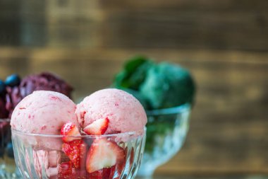 Ev yapımı Vegan güzel krem veya sorbe muz, ıspanak, Strawb