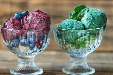 Ev yapımı Vegan güzel krem veya sorbe muz, ıspanak, Strawb