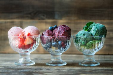 Ev yapımı Vegan güzel krem veya sorbe muz, ıspanak, Strawb