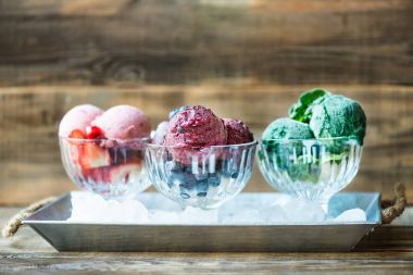 Ev yapımı Vegan güzel krem veya sorbe muz, ıspanak, Strawb