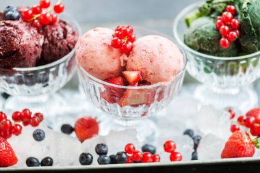Ev yapımı Vegan güzel krem veya sorbe muz, ıspanak, Strawb