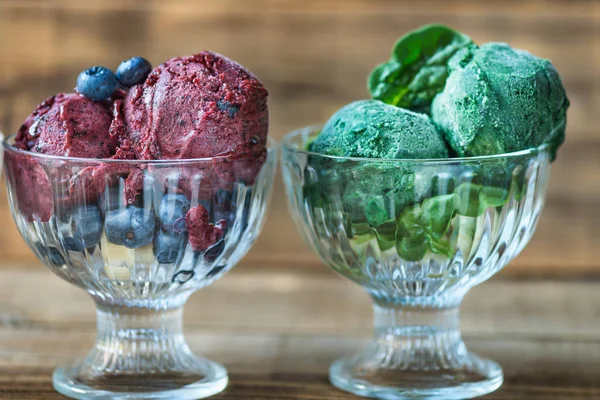 Ev yapımı Vegan güzel krem veya sorbe muz, ıspanak, Strawb