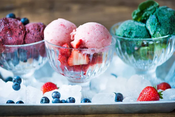 Ev yapımı Vegan güzel krem veya sorbe muz, ıspanak, Strawb