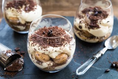 Cam kavanozda geleneksel İtalyan tatlı tiramisusu.