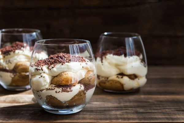 Tradiční italský dezert tiramisu ve skleněné sklenici — Stock fotografie