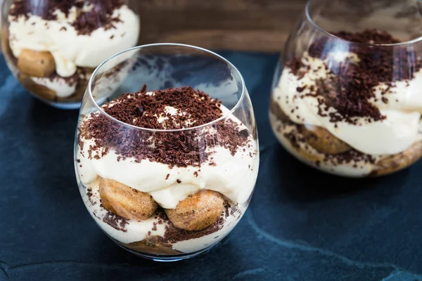 Tradicional tiramisú postre italiano en un frasco de vidrio — Foto de Stock